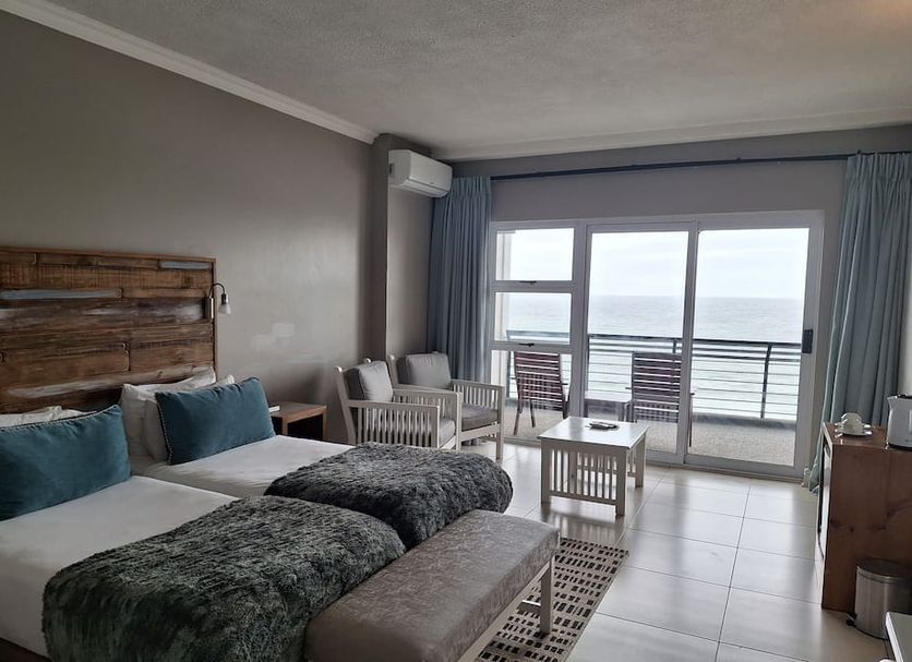 Diaz Hotel & Resort, Mossel Bay: guest room with king bed and balcony ocean view