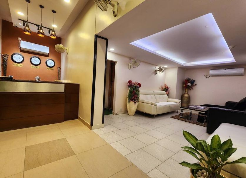 Housez 43 Kolkata lobby with reception desk, seating area, and ceiling lighting