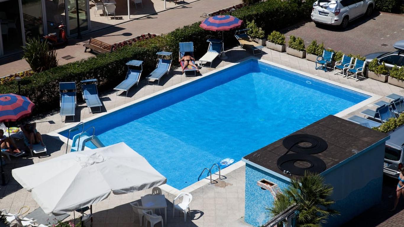Hotel River fronte mare con piscina