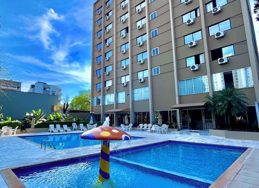 SJ Tour - San Juan Foz do Iguaçu poolside view with outdoor pool and hotel tower in Foz do Iguaçu
