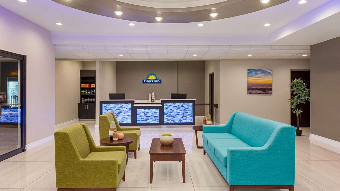 Days Inn & Suites by Wyndham Greater Tomball