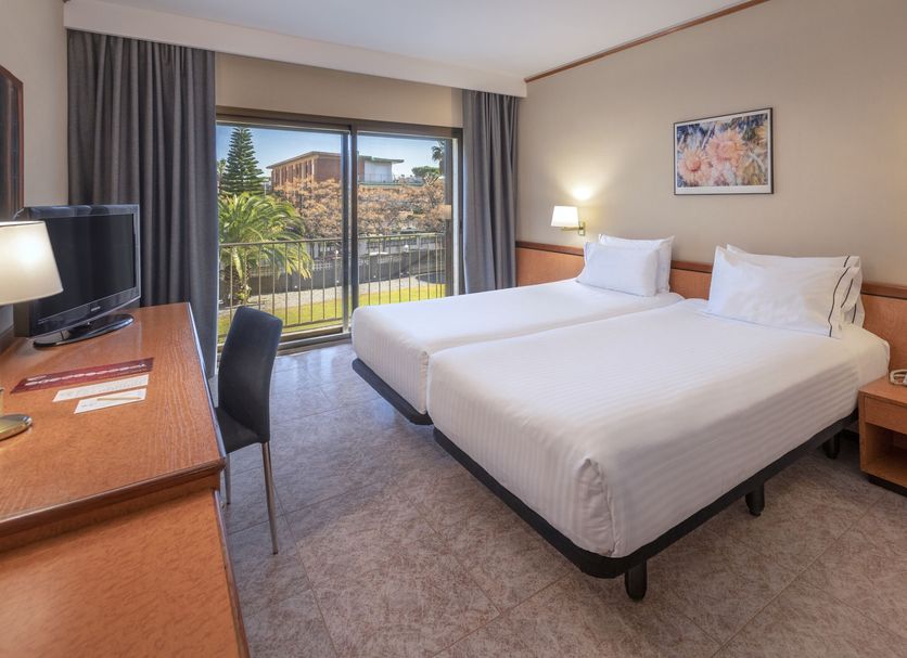 Ciudad de Castelldefels guest room with twin beds, desk, and balcony view in Castelldefels