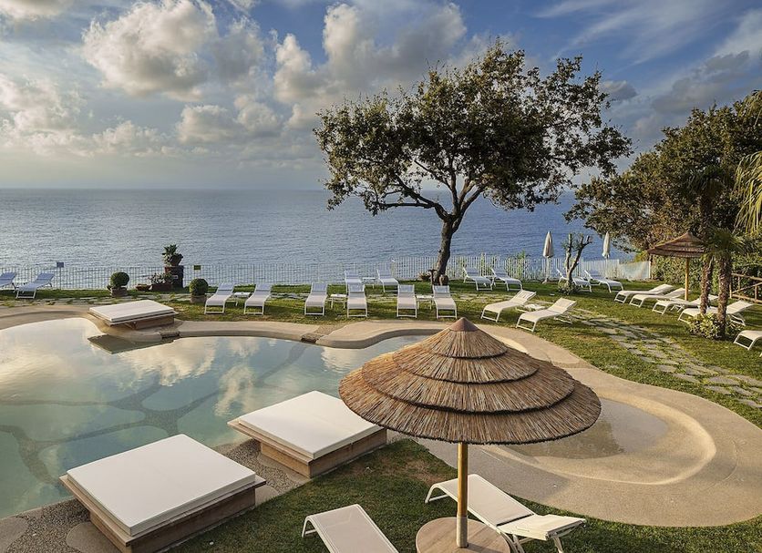 Hotel Continental Mare in Ischia with infinity pool, loungers and sea view