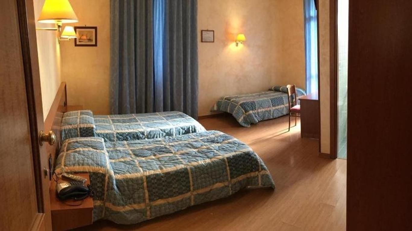 Hotel Holiday