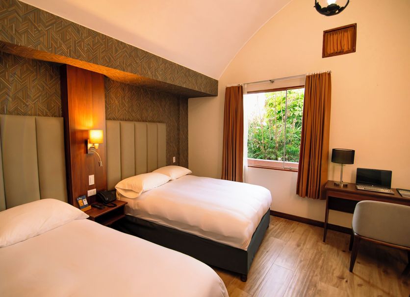 La Maison d'Elise, Arequipa: double guest room with two beds, desk, and window view