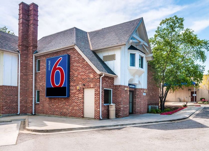Motel 6-Arlington Heights, IL - Chicago North Central exterior brick building in Arlington Heights