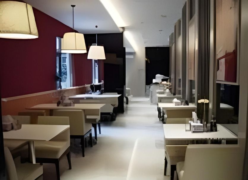 Jinjiang Inn (Huizhou Dadao Hefei) dining area with tables and pendant lights in Hefei