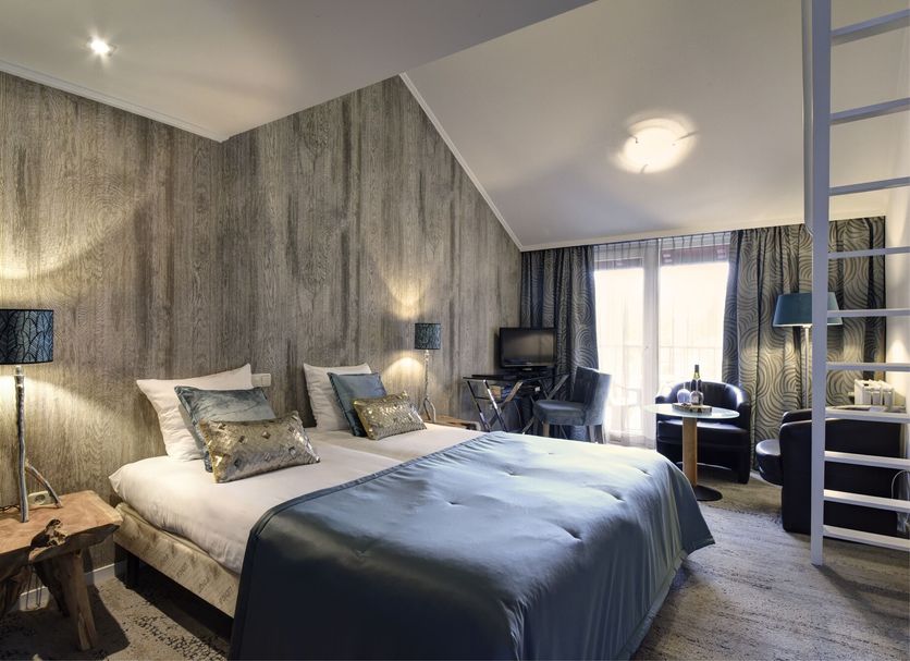 Boutique Hotel Slenaker Vallei room in Slenaken with twin bed, desk, and window seating area