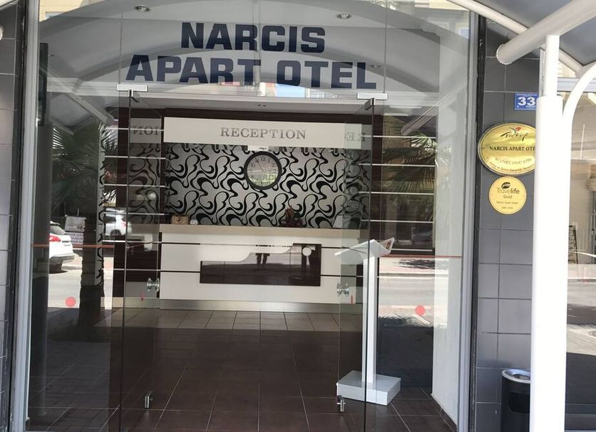 Narcis Apart Hotel, Alanya entrance with reception desk and glass doors