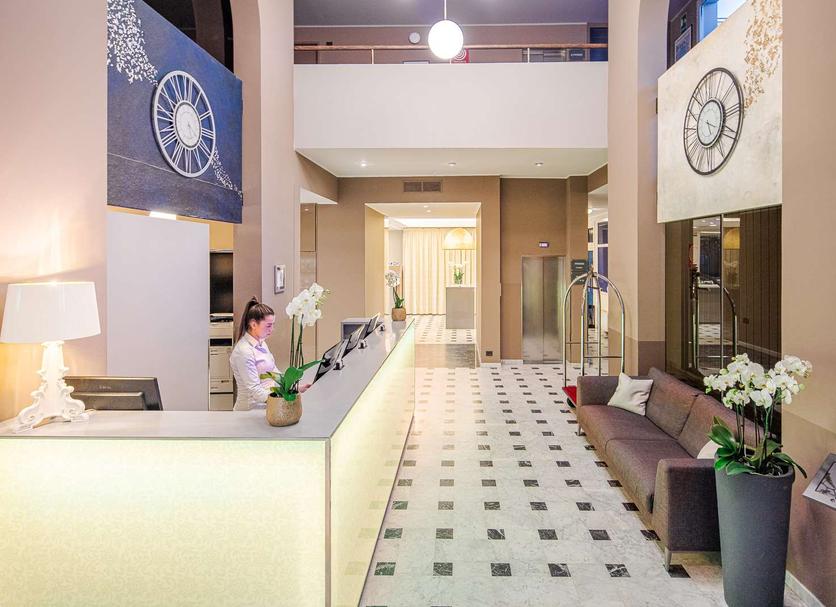 Front desk Photo