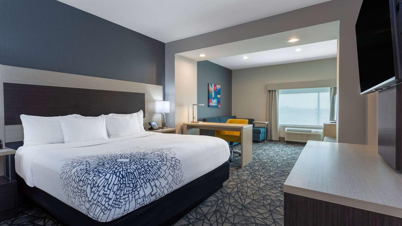 La Quinta Inn & Suites by Wyndham Shorewood