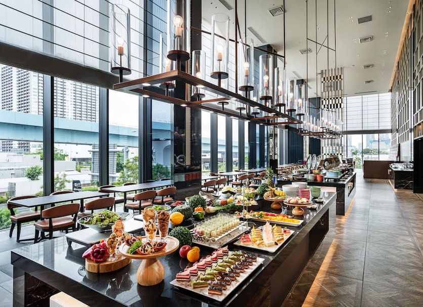 Hotel Villa Fontaine Grand Tokyo-Ariake breakfast buffet in a bright dining hall with city views