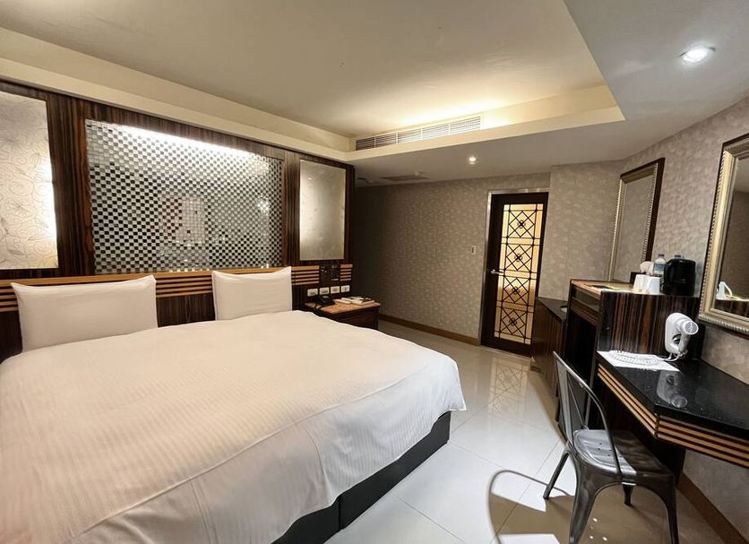 Guide Hotel Taipei Xinyi guest room with king bed, desk and mirror in Taipei City