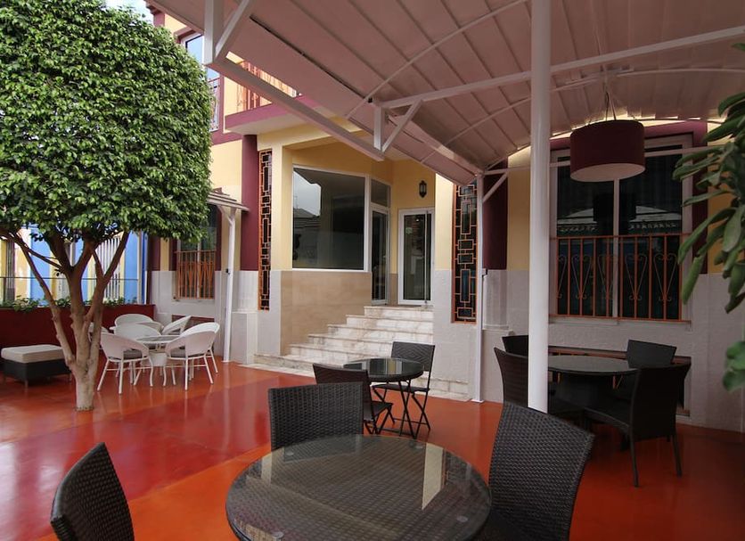 Hotel Santa Maria in Praia: shaded patio with tables, chairs, and entrance steps