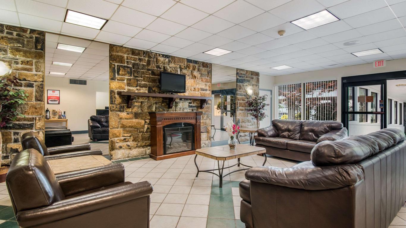 Econo Lodge Inn and Suites