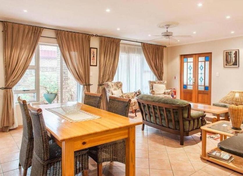 Dining room Photo