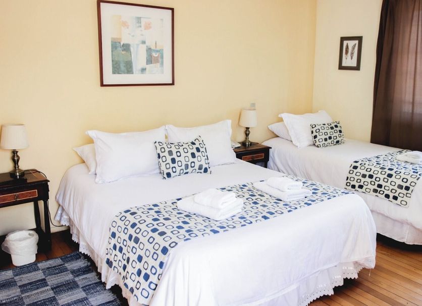 Hotel Rondó in Viña del Mar: guest room with two twin beds, bedside lamps, and window drapes