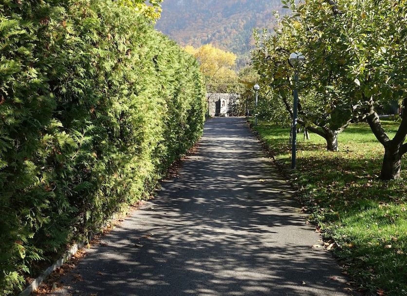 Hôtellerie Franciscaine in Saint-Maurice garden path lined with trees and hedges