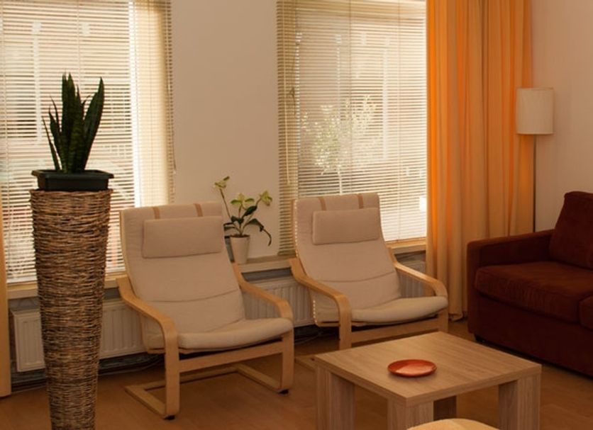Bordine Guesthouse, Leeuwarden: cozy lounge with sofa, chairs, coffee table and tall plant