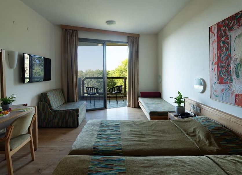 Hotel Kibbutz Shefayim room with twin beds, balcony, and garden view in Shefayim