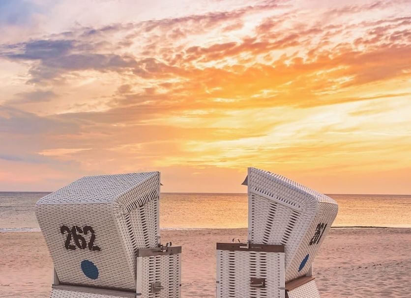 Seehotel Grossherzog von Mecklenburg in Ostseebad Boltenhagen: beach chairs on the beach at sunset