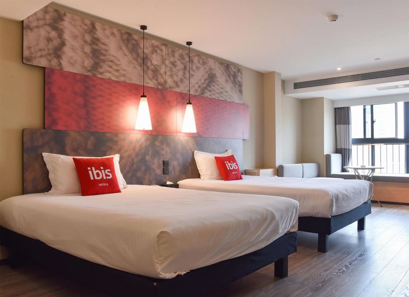ibis Xi'an North Railway Station Hotel in Xi'an, twin guest room with two beds and pendant lights