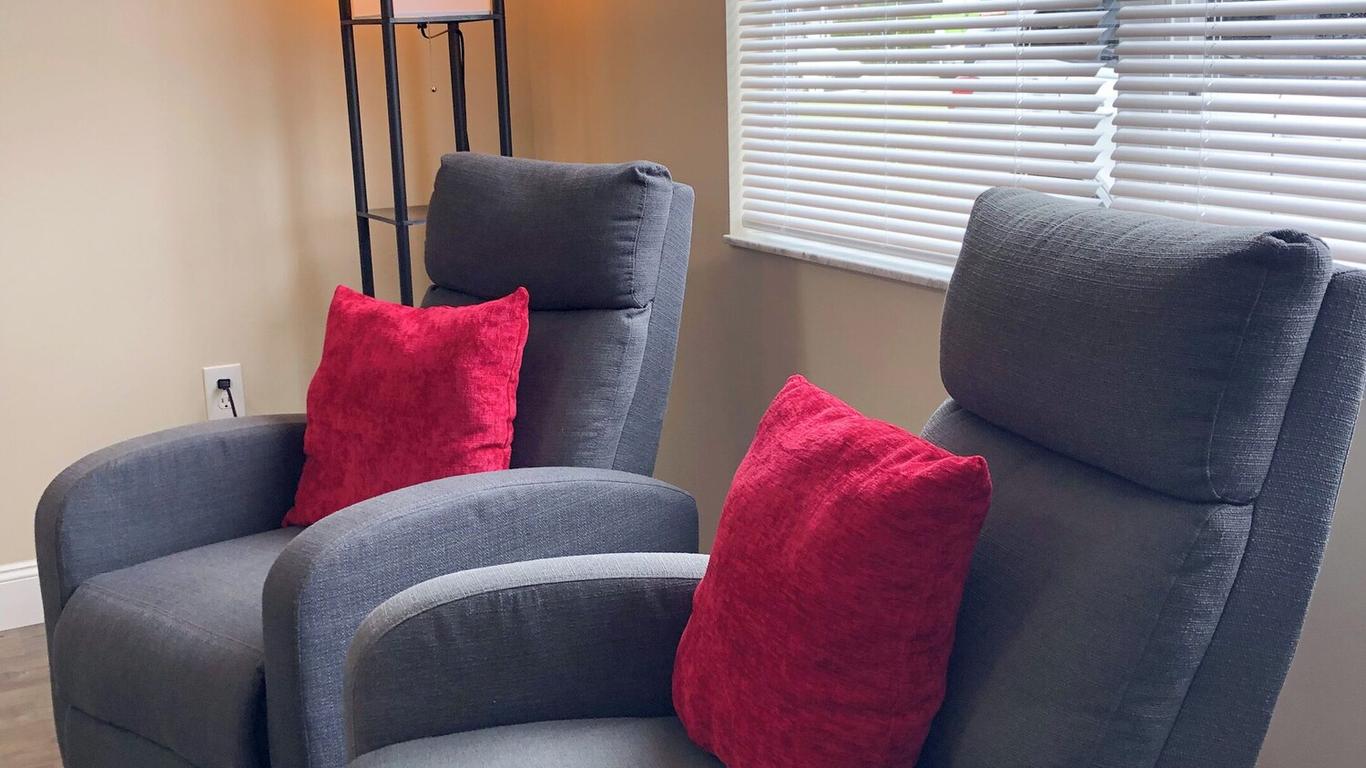 Lazy Cuckoo Inn - Sleek and Stylish Studio Apartments