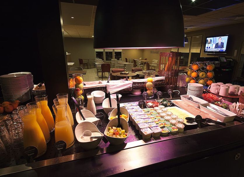 Campanile Clermont-Ferrand Aubière breakfast buffet with juice, fruit, pastries and yogurt