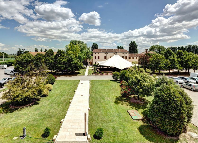 Unaway Hotel Occhiobello A-13 in Rovigo, exterior view of landscaped grounds and parking area
