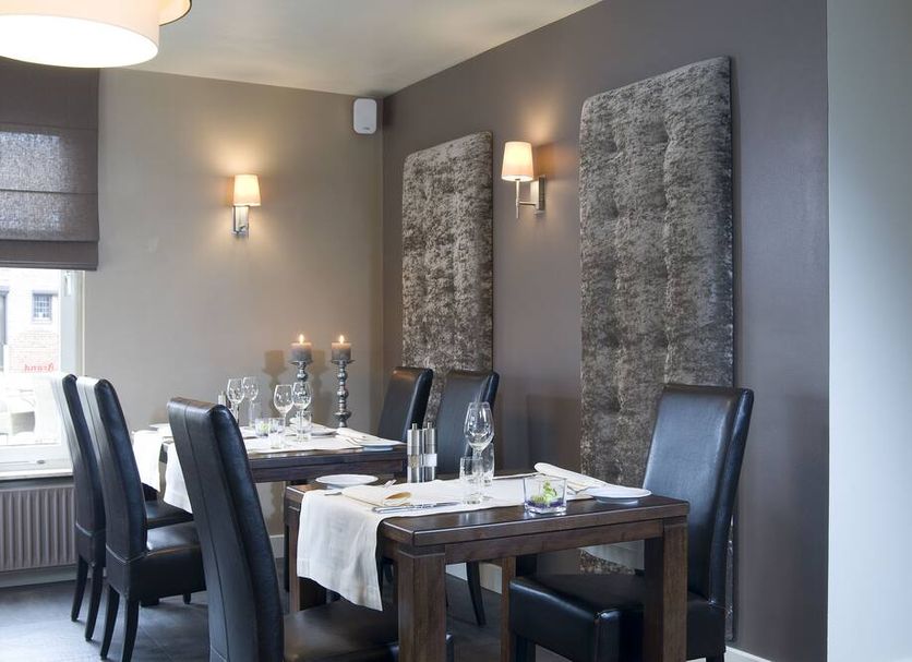 Dining room at B&B Brasserie Lakerhof in Ohe en Laak with set tables and upholstered wall panels