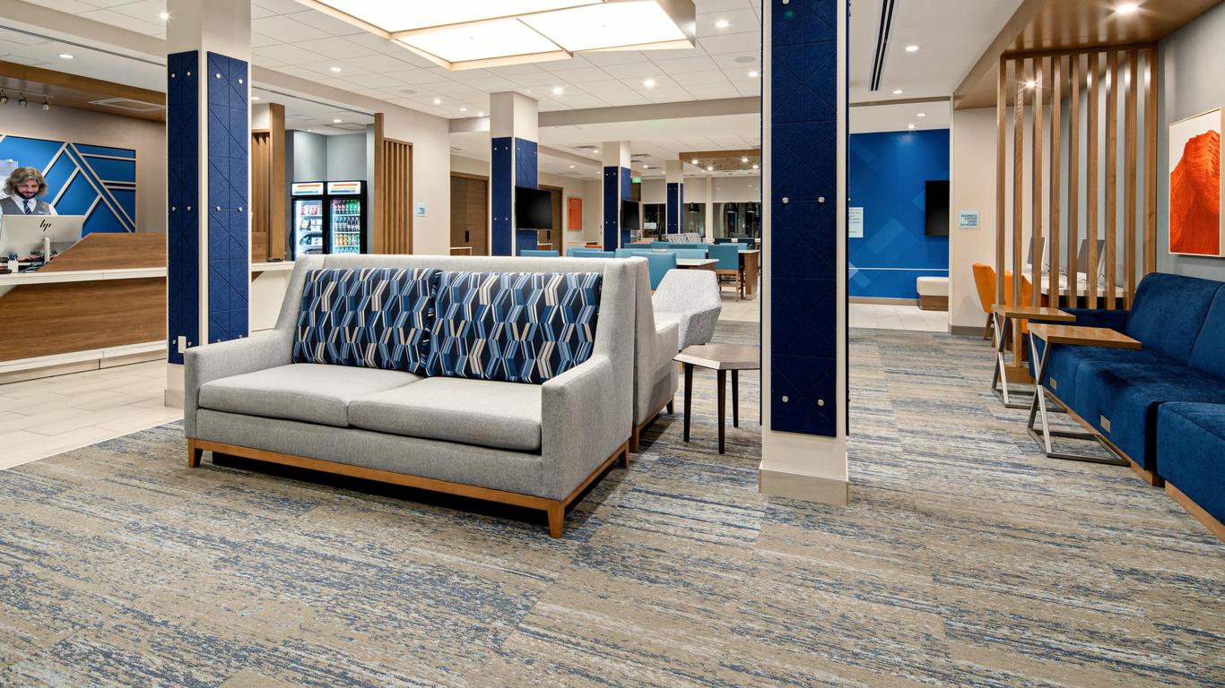 Holiday Inn Express & Suites Palm Desert - Millennium