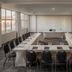 Intercity Caxias do Sul meeting room with U-shaped conference tables and black chairs