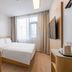 Hi Inn (Xuzhou Yunlong Wanda Plaza) guest room with double bed, desk and window in Xuzhou