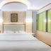 Jin Yu Hotel (Zhuhai Gongbei Port Pedestrian Street) guest room with bed, sofa, and arched ceiling lighting in Zhuhai