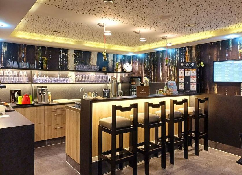 Berg & Spa Hotel Gabelbach bar area in Ilmenau with high stools and warm ambient lighting