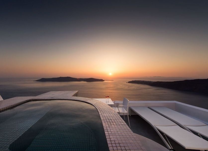 Regina Mare Hotel in Imerovigli with infinity pool and sunset sea view