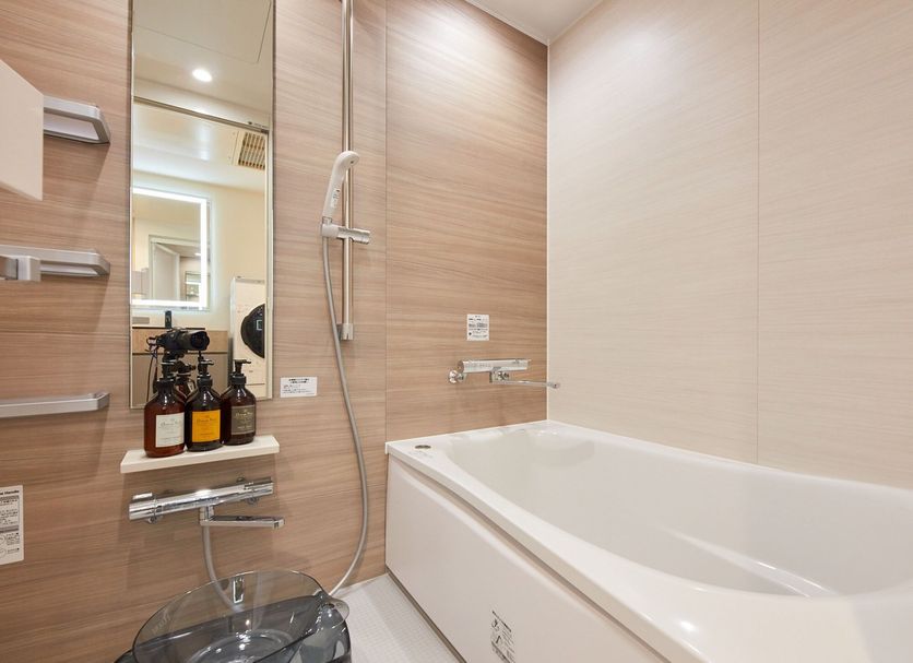 Rembrandt Hotel Atsugi bathroom with bathtub, shower, mirror and toiletries in Atsugi