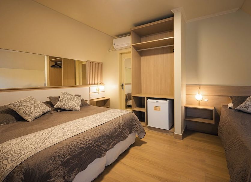 Hotel Cabanas Alto Da Serra in Canela: twin guest room with two beds, nightstands, and wardrobe