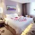 Lavande Hotel Yichang Baota River Wanda guest room with king bed and window seating in Yichang