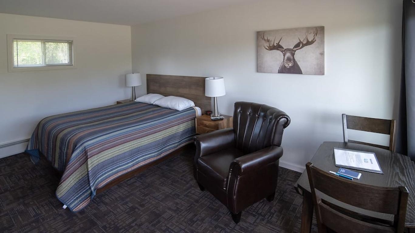 Three Lakes Motel