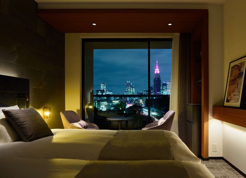 Mitsui Garden Hotel Jingugaien Tokyo Premier room with twin beds and nighttime Tokyo skyline view