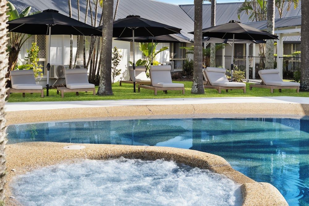 Ballina Byron Islander Resort and Conference Centre in Ballina poolside loungers and umbrellas beside a spa