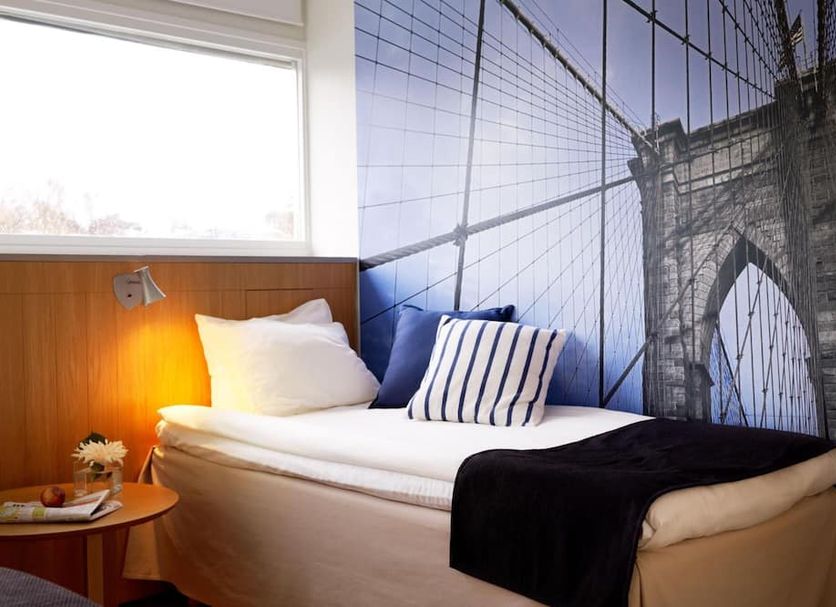 Sigtunahöjden Hotell & Konferens room with single bed, window light and bridge mural in Sigtuna