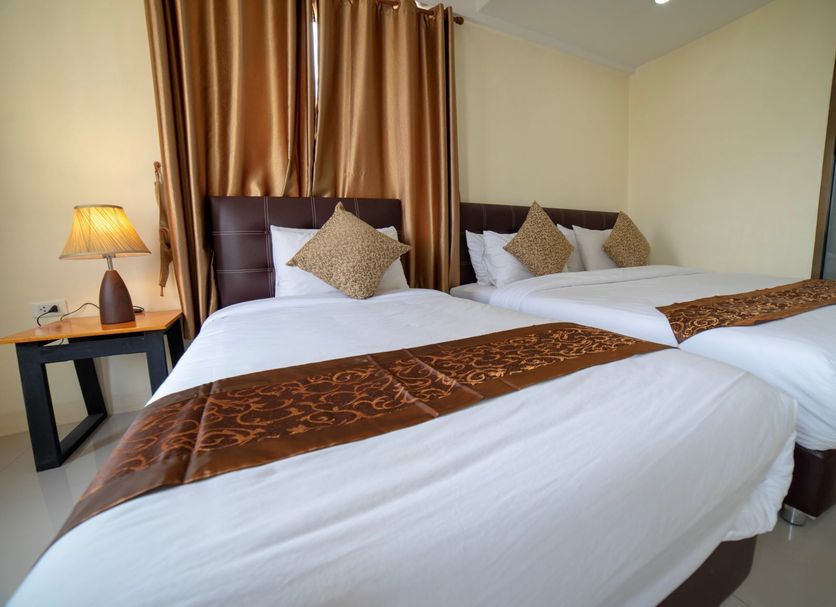 Sasi Nonthaburi Hotel in Mueang Nonthaburi: twin beds with brown runners and bedside lamp