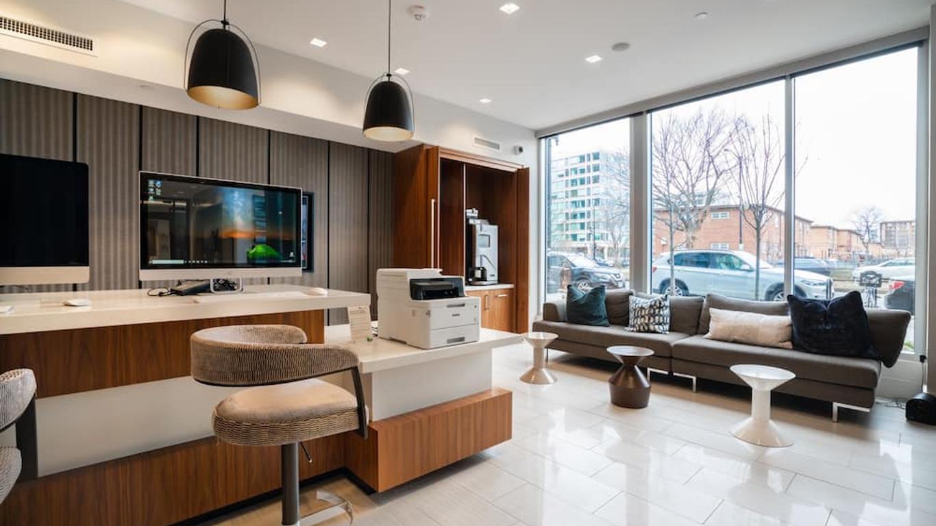 Heaven on Hollywood Furnished Apartments