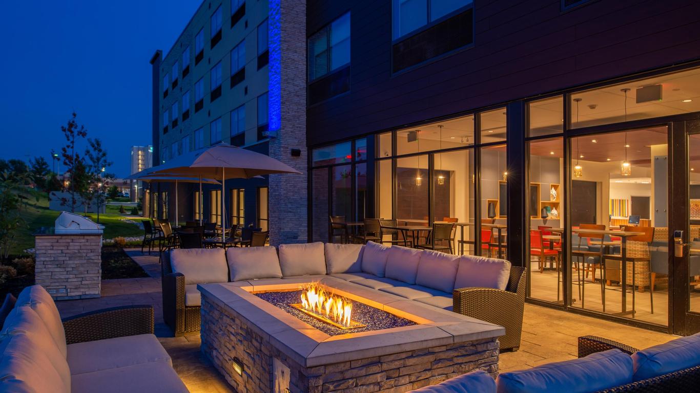 Holiday Inn Express & Suites Olathe West