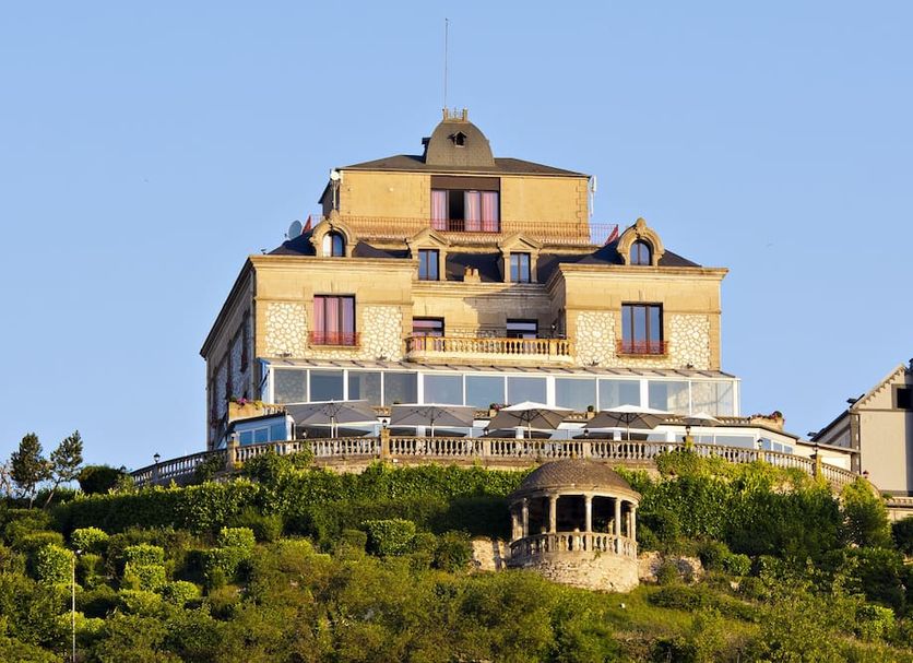 Domaine De La Corniche in Rolleboise, hilltop hotel with terraces above lush greenery