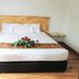 Am Transit Inn Kuala Terengganu guest room with double bed, wood headboard and floral runner