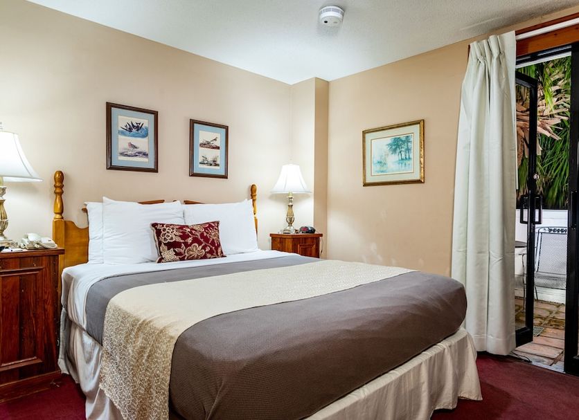 Hotel de la Monnaie, French Quarter, New Orleans guest room with king bed and balcony doors