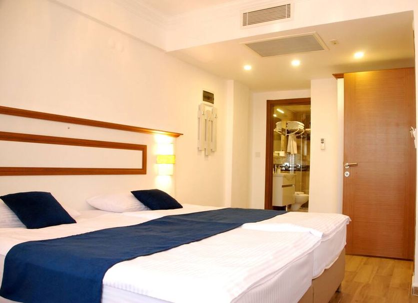 Necdet Kaptan Bozcaada guest room with twin beds and wood flooring in Bozcaada
